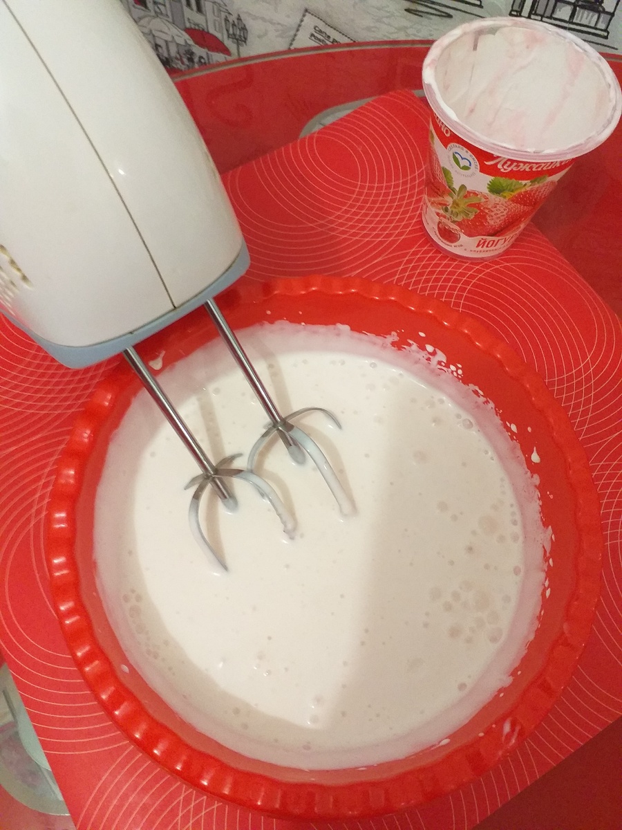 Взбить сметану или йогурт с сахарозаменителем