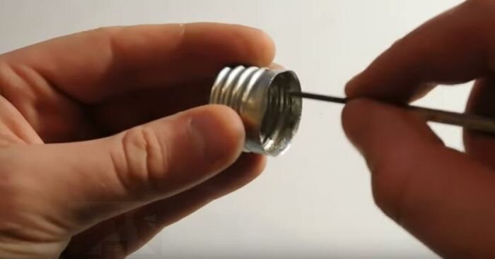 Вынимаем цоколь. /Фото: youtube.com.