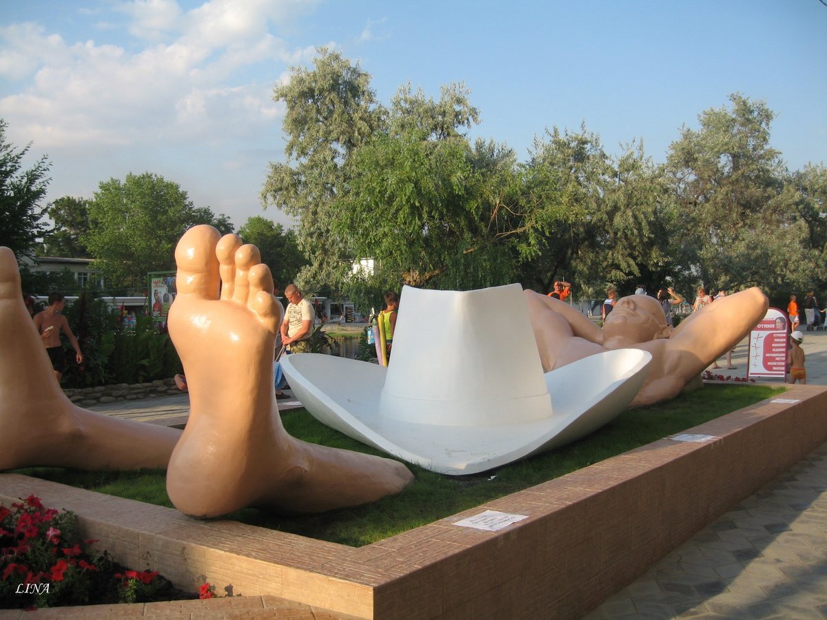 Памятник отдыхающему в анапе фото