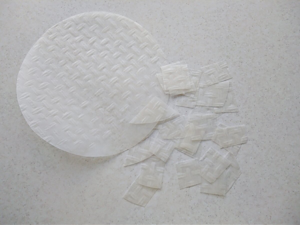 Разрезаем рисовый лист