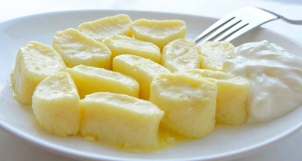 Ингредиенты: -Творог - 450 гр
-яйцо - 1 шт.
-соль
-2 ст.л. сахара
-1 пак. ванилина

Приготовление:
Все хорошо растереть и добавить муки примерно около 1 стакана. Из полученного теста раскатать "колбаски" (потолще, чем пельмени), подсыпая муку.
Разрезать на ромбики и отварить в подсоленой воде (варить буквально 1 минутку).
Приятного аппетита!