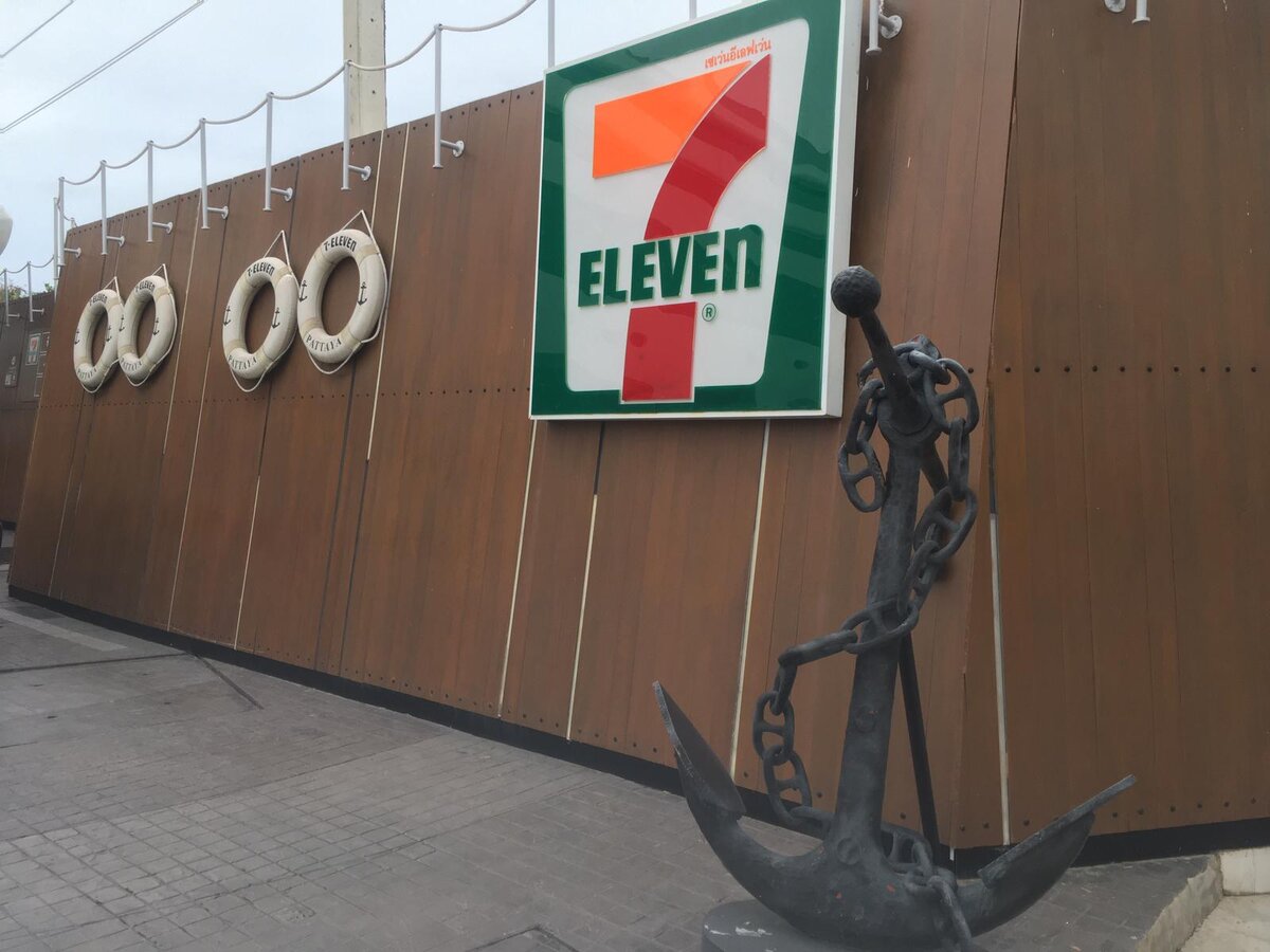 Специально для своих читателей сходил и сфотографировал уникальный 7-Элевен в Паттайе. Фотографии внутри и снаружи. Имеется парковка и зарядка для электрокаров-16