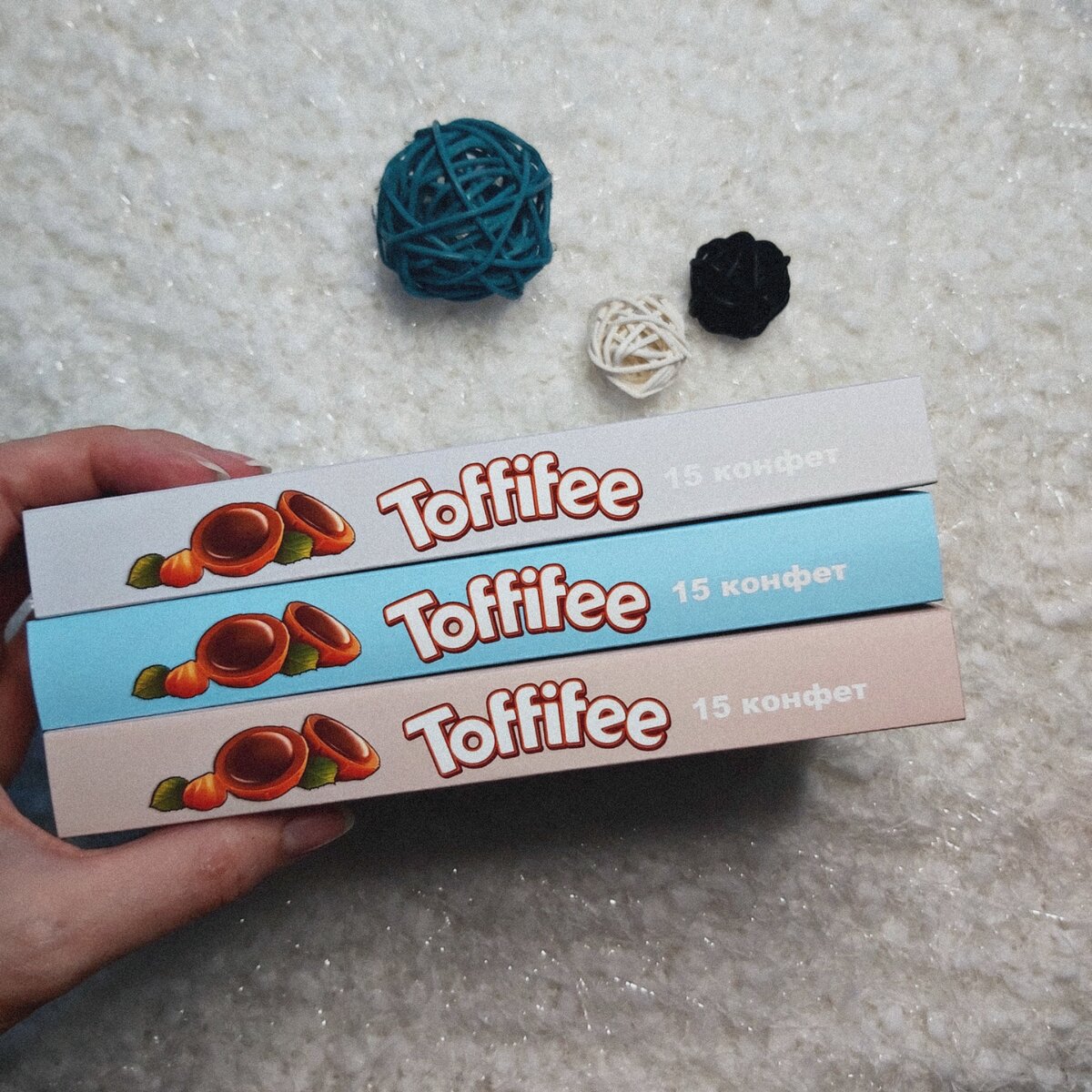 Мы родительским составом подготовили вкусные и оригинальные подарки. Я изготовила очень нежные и стильные коробочки для конфет. Такой подарок не оставит никого равнодушным. Так же к коробочке с конфетками будет добавлена баночка с кофе.