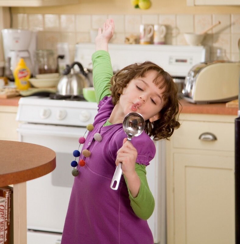 Джои Кинг в фильме "Рамона и Бизус". Фото: ru.armyofselenagomez.com