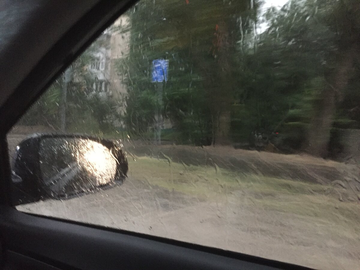 Сочиняла в машине в дождь. Прошло уже лет 7, а фото так и осталось в памяти телефона