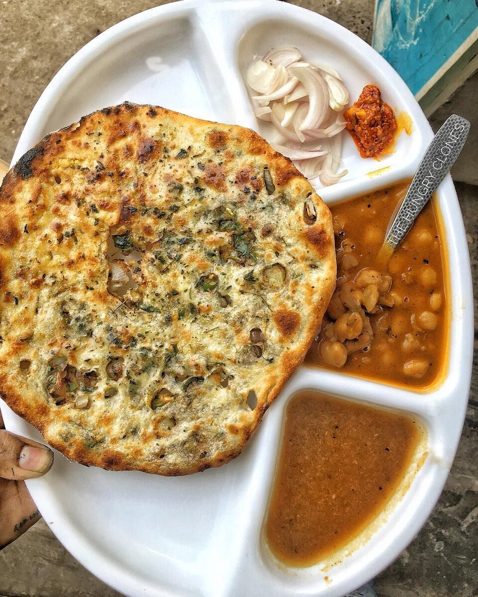 Пенджабский обед: амритсари кульча, чоле масала (нут в подливке)