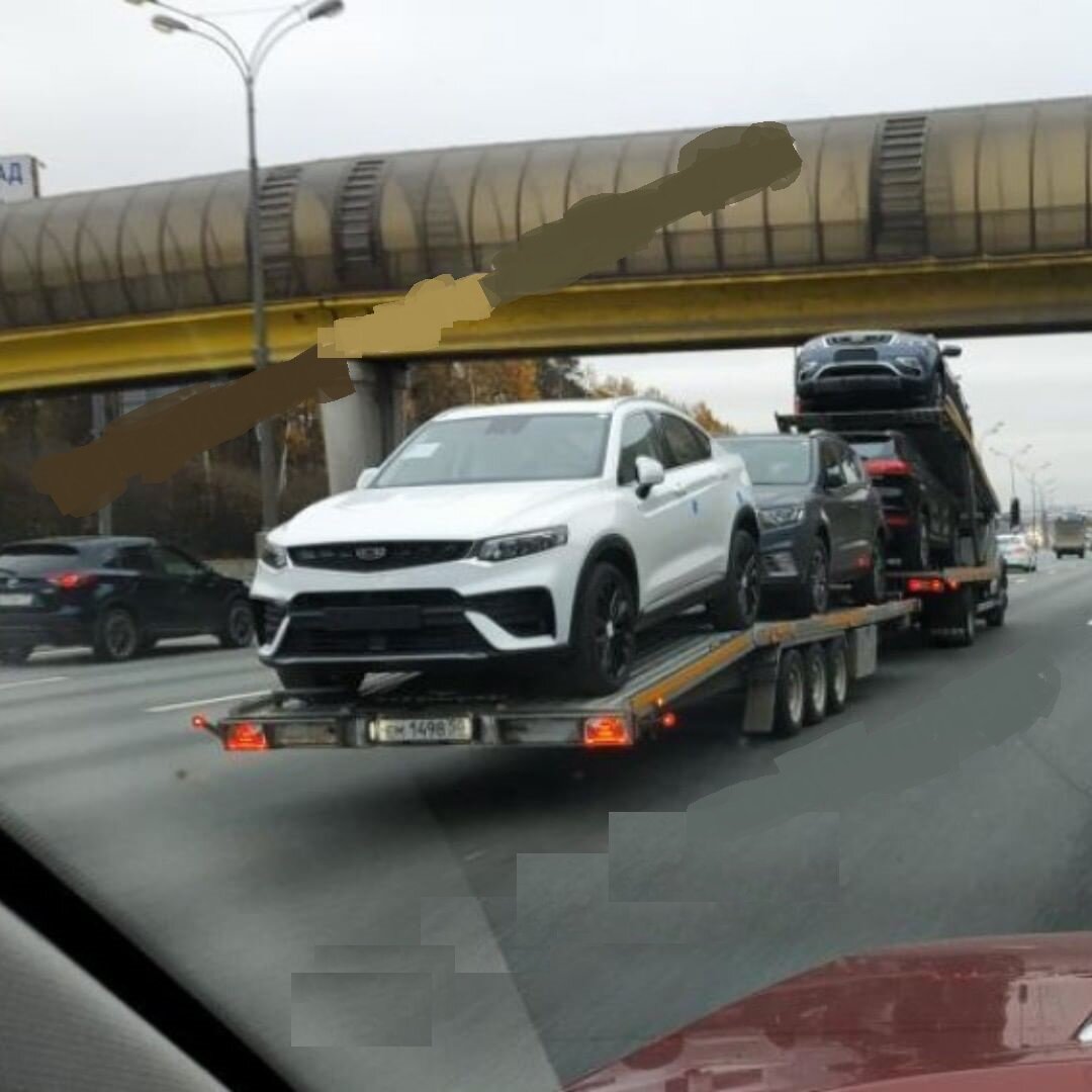 Geely Tugella на автовозе на МКАДе