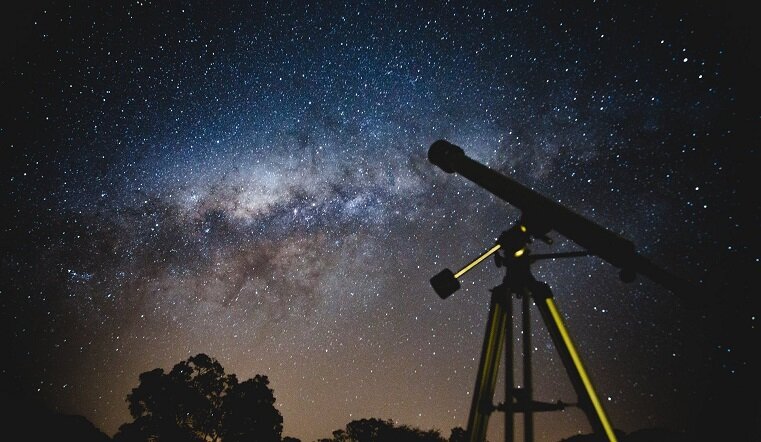 Что сулит сближение Луны, Юпитера и Сатурна
2020-й год оказался богат на грандиозные астрономические события. Практически каждый месяц жители Земли могут наблюдать за удивительными явлениями, яркими метеорными потоками и крупными астероидами.Не стал исключением и ноябрь. Так, уже скоро состоится очередной парад планет – Луна приблизилась к Юпитеру и Сатурну, пишет сайт cheltv.ru.По расчетам специалистов, на минимальную дистанцию спутник нашей планеты сойдется с двумя газовыми гигантами уже сегодня, 19 ноября. Произойдет это в созвездии Стрельца.Причем любители  смогут увидеть это с помощью вполне среднего оборудования. Настолько ярким будет сияние небесных тел. Блеск Луны составит -11,1, Сатурна – 0,4, а Юпитера – -2,1 звездной величины (чем меньше звездная величина – тем ярче объект).Парад планет 2020. Что сулит сближение Луны, Юпитера и Сатурна. Фото: ytimg.com
Как же найти их на небосводе? Для этого нужно ориентироваться на созвездие Стрельца, где в этот момент находится Луна и происходит парад планет. При этом нужно учитывать, что Юпитер также светит мощно и будет хорошо заметен. А поскольку он примерно в 12 раз ярче Сатурна, то перепутать их будет практически невозможно. Сатурн будет представлять из себя звезду золотистого цвета, расположенную при наблюдении недалеко от Юпитера.Парад планет 2020. Что сулит сближение Луны, Юпитера и Сатурна. Фото: userapi.com
Если же такое удивительное событие стало для вас полнейшей неожиданностью, а увидеть его своими глазами очень хочется, то такая возможность представится не только сегодня. Но все-таки лучше поторопиться – планеты будут находиться в непосредственной близости только до 21 ноября.Парад планет 2020. Что сулит сближение Луны, Юпитера и Сатурна. Фото: vito technology
Любопытно, что Сатурн и Юпитер все же еще продолжат совместное путешествие по созвездию Стрельца, добравшись до так называемого шарового скопления М75 , находящемуся в южной его части. Произойдет это уже в грядущие выходные, 21-22 ноября.Причем для наблюдения достаточно будет даже обычного бинокля. Хотя, несмотря на то, что в нем находятся примерно 400 тыс. звезд, поскольку оно находится на расстоянии 67,5 тыс. световых лет от Земли, то для астрономов-любителей будет представлять всего лишь нечеткое пятно неподалеку от Сатурна.Парад планет 2020. Что сулит сближение Луны, Юпитера и Сатурна. Фото: pxabay.com
Однако наблюдение от этого не должно стать менее интересным. Скопление М75 – это настоящий космический долгожитель. Ему около 13 млрд лет. Кроме того, как заявляют ученые, это рекордсмен среди подобных объектов по степени сжатия звезд.Парад планет 2020. Что сулит сближение Луны, Юпитера и Сатурна
