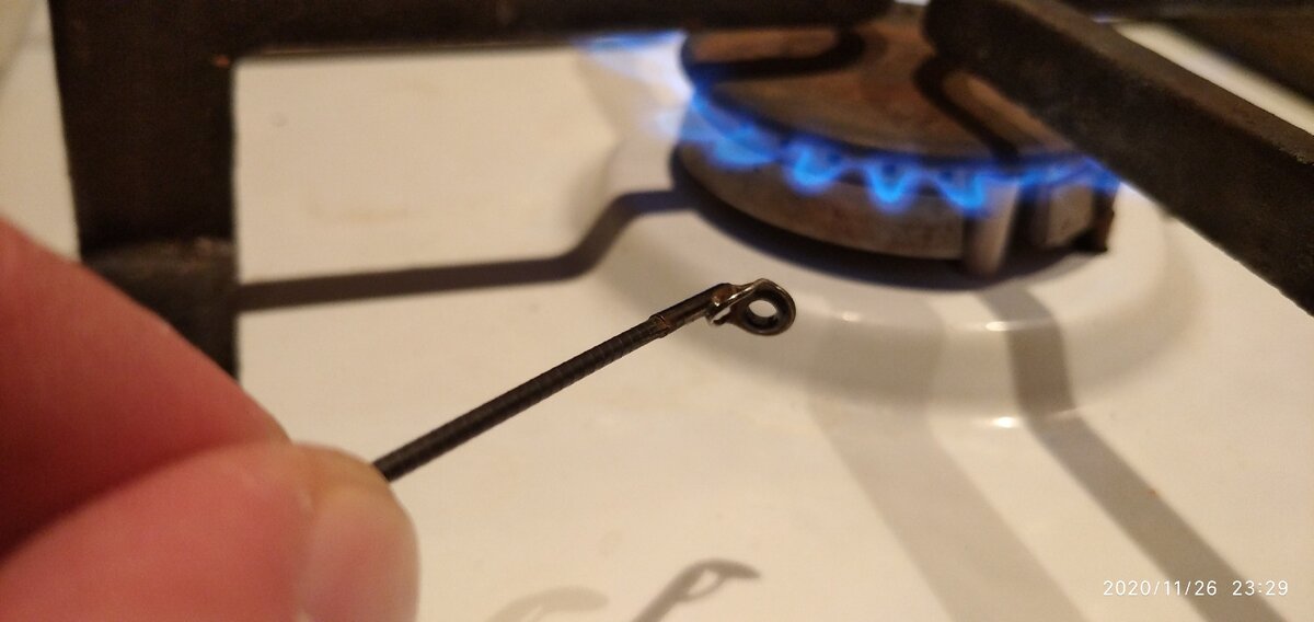 Берём сломанное окончание удилища и вращательными движениями разогреваем на огне. В идеале это делать зажигалкой, но как у меня руки две, а элементов три - показываю пример на газовой конфорке.