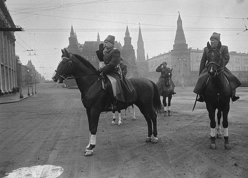 Фото жукова на параде победы 1945 на коне