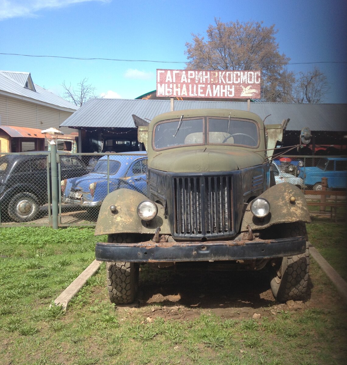 За офисный труд на Троекуровском кладбище не хоронят!