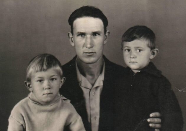 Собственное фото из альбома автора, 1971 год, отец и Геночка 7 лет, я (Лена) - 5 лет. 