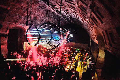 Рандомная картинка ночного клуба для обложки