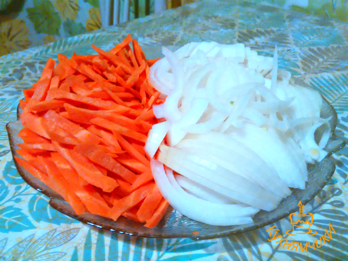 Морковь и лук брусочками.