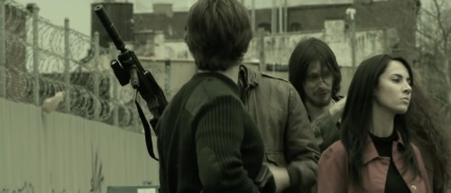 Сильно испорченная цветопередача делает фильм ещё мрачнее. Кадр из фильма