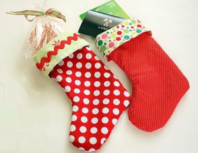 Подготавливаем материалы для рождественского носка