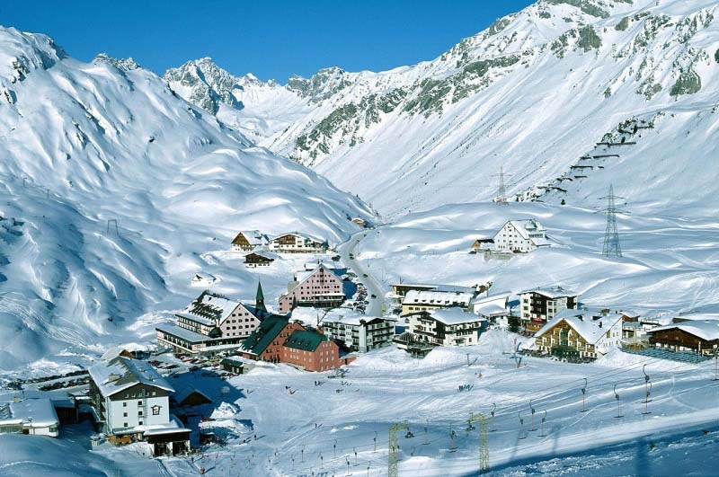 Австрия расположена в центре Европы, на севере она граничит с Чехией, на северо-востоке - со Словакией, на востоке - с Венгрией, на юге - со Словенией и Италией, на западе - с Лихтенштейном и Швейцарией, а на северо-западе - с Германией. Общая площадь этой горной страны составляет 83 858 кв. км.