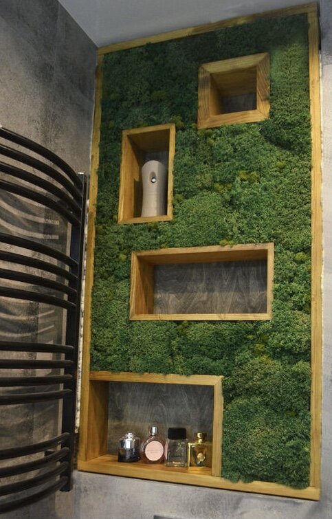 Причудливая полка со мхом в ванной комнате - функциональна и экзотична