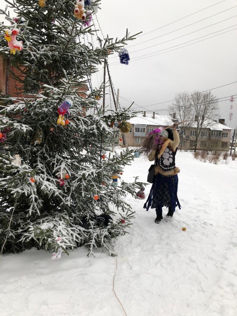 Такая была в этом году ёлка, странноватая ине совсем ровная, но нам нравится. Зато на ней мандарины растут.