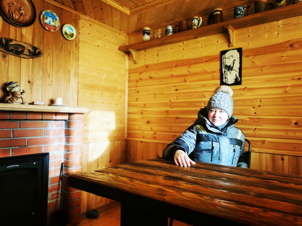 В непротопленной бане зимой холодно, поэтому я в куртке