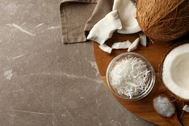 кокосовая стружка (freepik.com/atlascompany)