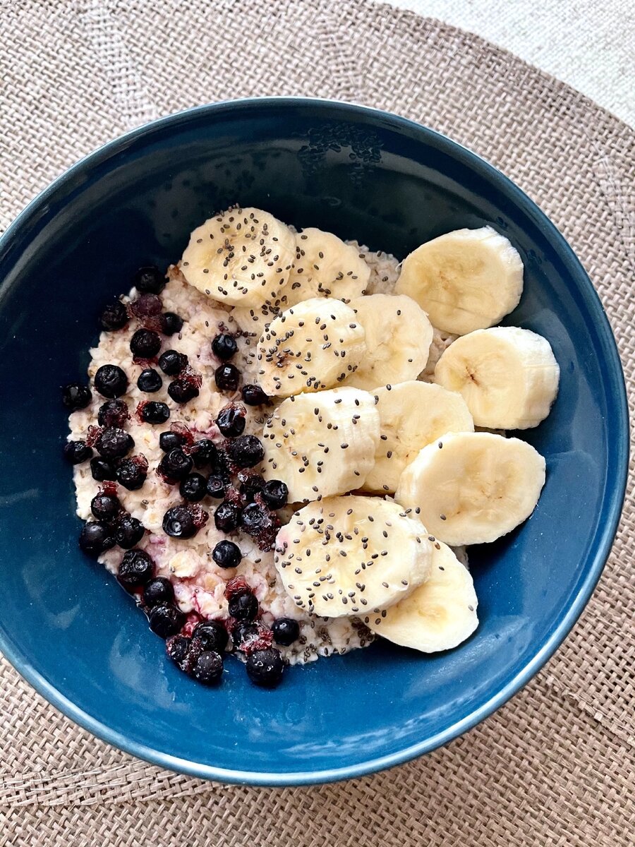 Хочу рассказать вам мифы про овсяную кашу. Очень часта кушаю ее на завтрак, и то что она придает энергии- это точно не миф, а правда.                                                               Покушав с утра, вам точно не захочется до обеда кушать, а тем более закидывать в себя вредные сладости. И так 5 мифов:
Миф 1: Овсянка – низкокалорийный продукт
Овсяную кашу обязательно нужно есть худеющим, но в 100 граммах около 350 калорий. А если добавить молоко, соль, сахар, меда или орехов, то конечно же калорийность увеличится.
Миф 2: Овсянка тяжелая для желудка
Такой миф бытует в обществе, но на самом деле, все с точностью до наоборот – благодаря овсянке лечат язвы и гастриты, а также она выводит из желудочно-кишечного тракта шлаки и подобное.
Миф 3: Овсянка спасет от депрессии
На самом деле вылечить депрессию каша не в состоянии, но может надолго зарядить человека энергией. А когда у нас много энергии, то и настроение наше улучшается.
Миф 4: Овсяную кашу лучше не кипятить
На самом деле, овсяная каша в зернах должна пройти не только обработку, но ее желательно помыть перед тем, как варить. А вот если кашу варить на молоке и добавить в нее свежие фрукты, полезность такой каши лишь возрастет.
Я всегда завариваю себе обычные без всяких добавок овсяные хлопья, просто заливаю горячей водой, мне так удобнее и быстрее.
Миф 5: Овсянка из микроволновки – не полезна
Каша, приготовленная в микроволновой печи, ничем не отличается от приготовленной другими способами. Всего две минуты при высокой мощности, и питательное, витаминное, энергетическое блюдо, прекрасно сочетающееся с любыми ягодами и фруктами, готово к подаче.