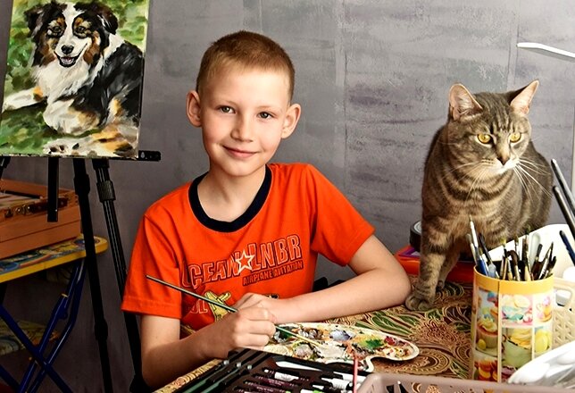 Мальчик который рисует животных за корм
