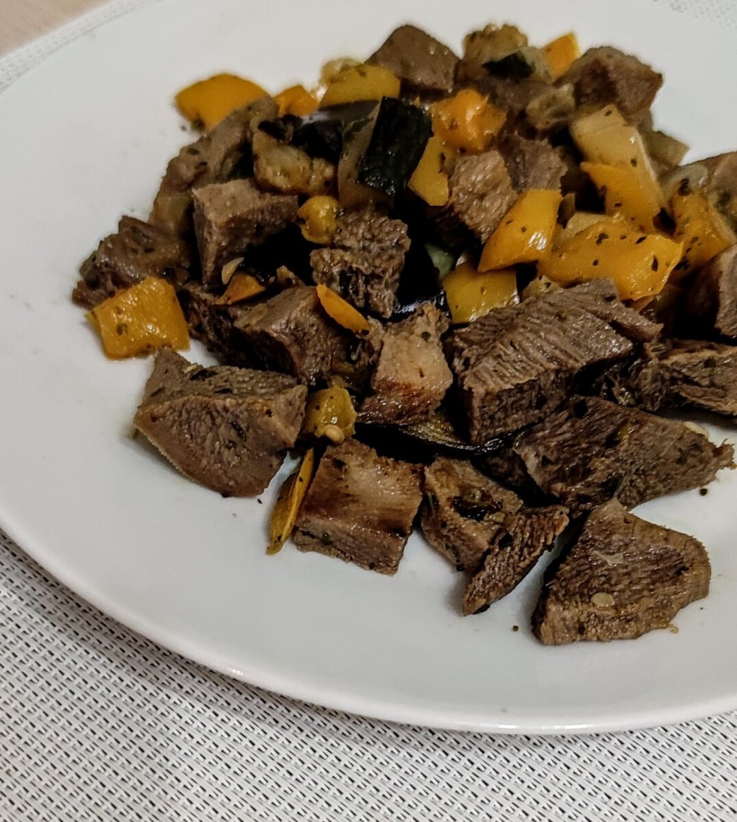 100 граммов отварного языка и 100 граммов рататуя. Еще посыплю зеленью. Это мне часа на 4. А если бы тут на этот калораж была половинка сникерса или 3 блина с вареньем?