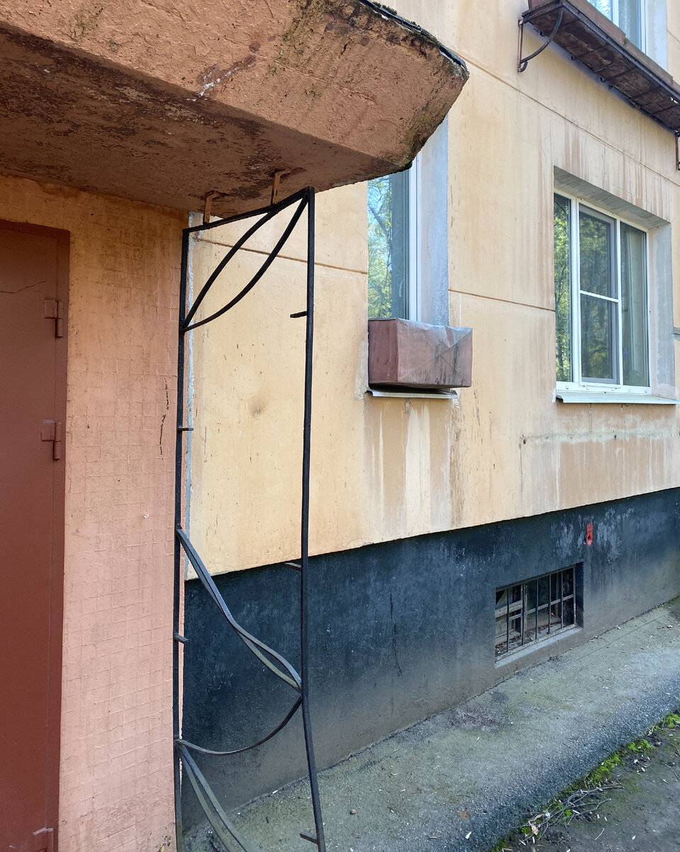 ближе не подойти - хмурые лица жителей юго-запада вмиг появляются за шторками окон. Тяжелое наследие железного занавеса между поколениями)))