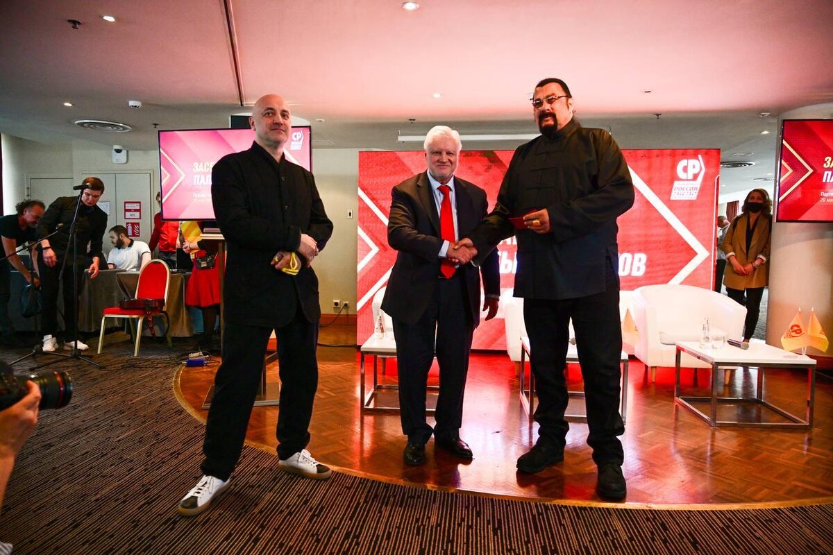 слева направо: Захар Прилепин, Сергей Миронов, Стивен Сигал