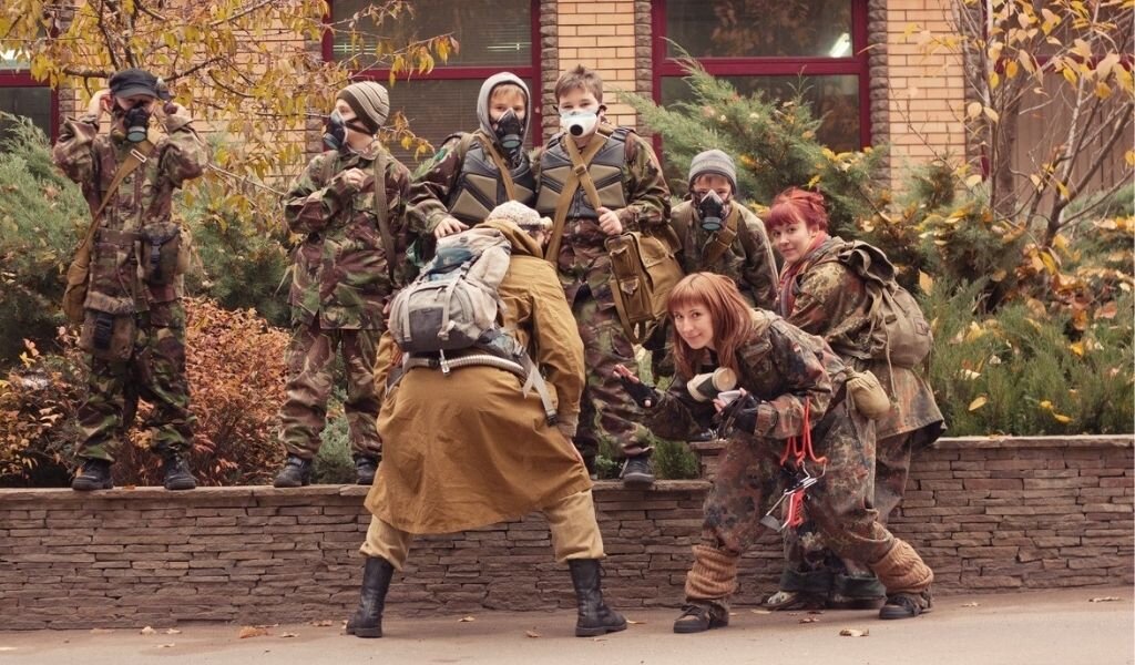 В этом сталкере участвовала даже я, не только как организатор, но и часть сценария. Фото есть в моем истаграмм аккаунте, а так же на нашем бывшем сайте: http://dr.kh.ua/category/organizaciya-prazdnikov/