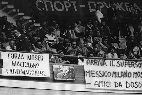 Болельщики великого велогонщика на трибуне велотрека в Крылатском. Фото из коллекции Веломузея Андрея Мятиева.