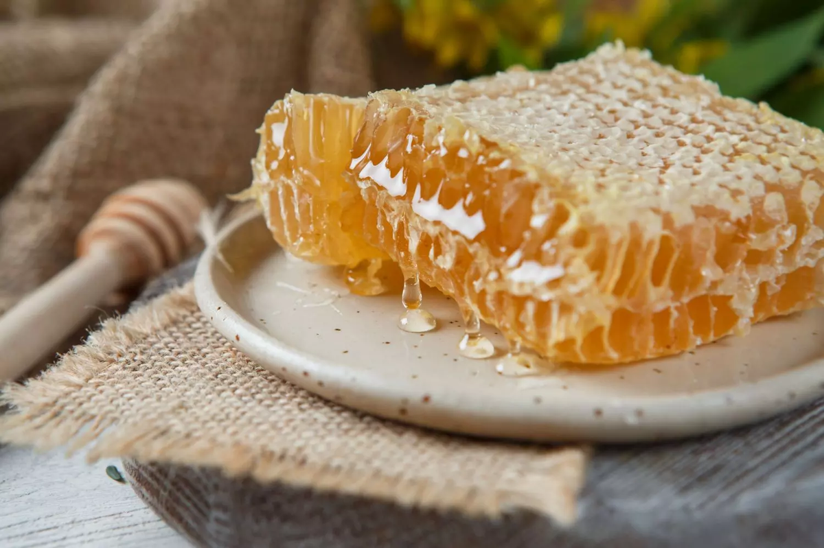 К этому времени уже начинали качать первый в этом году мед, и поспевал мак – их и несли на освящение в храм.