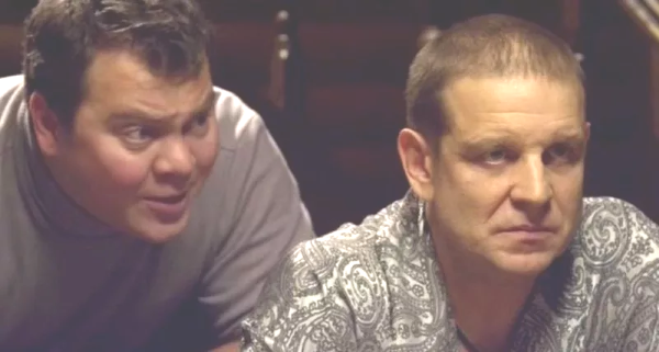 Актер в сериале "Чужой район" (слева)