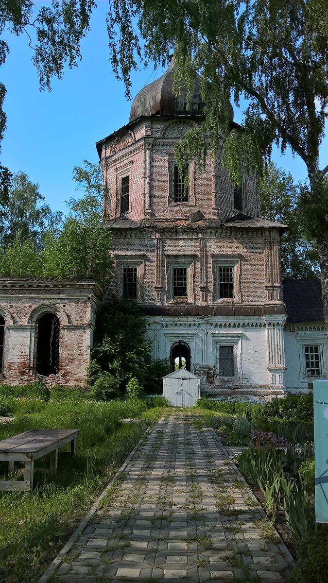 Местный житель и волонтер Зворыгин Леонид Иванович по мере сил и возможностей поддерживает место, но время берёт свое.