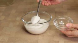 ШАГ 2:
От общего количества отделить столовую ложку сахара.