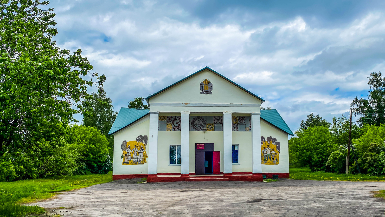 Село Балыклей. Нам показали местный сельский Дом Культуры, библиотеку и  мини-музей