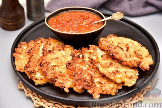 капуста белокочанная, рис, яйца, лук репчатый, мука пшеничная, соль, перец чёрный молотый, масло растительное