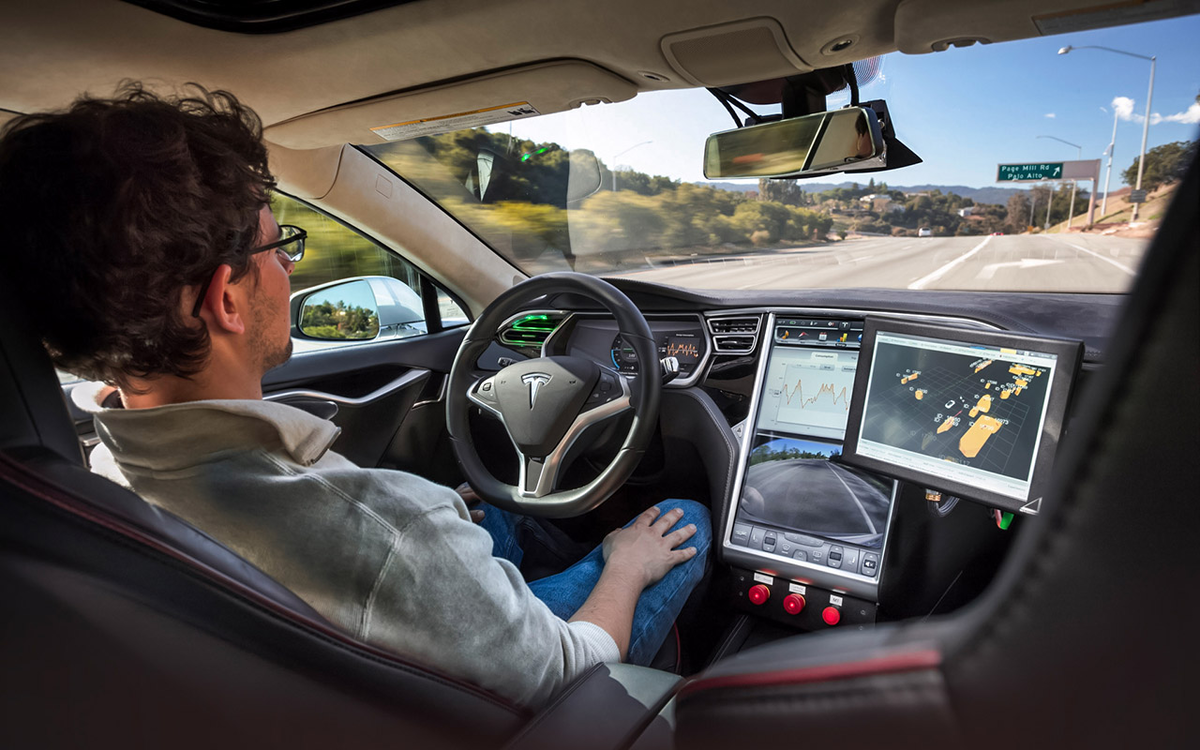 Автомобиль первое вождение. Автопилот в автомобиле. Машина с автопилотом. Беспилотные автомобили внутри. Tesla беспилотный автомобиль.