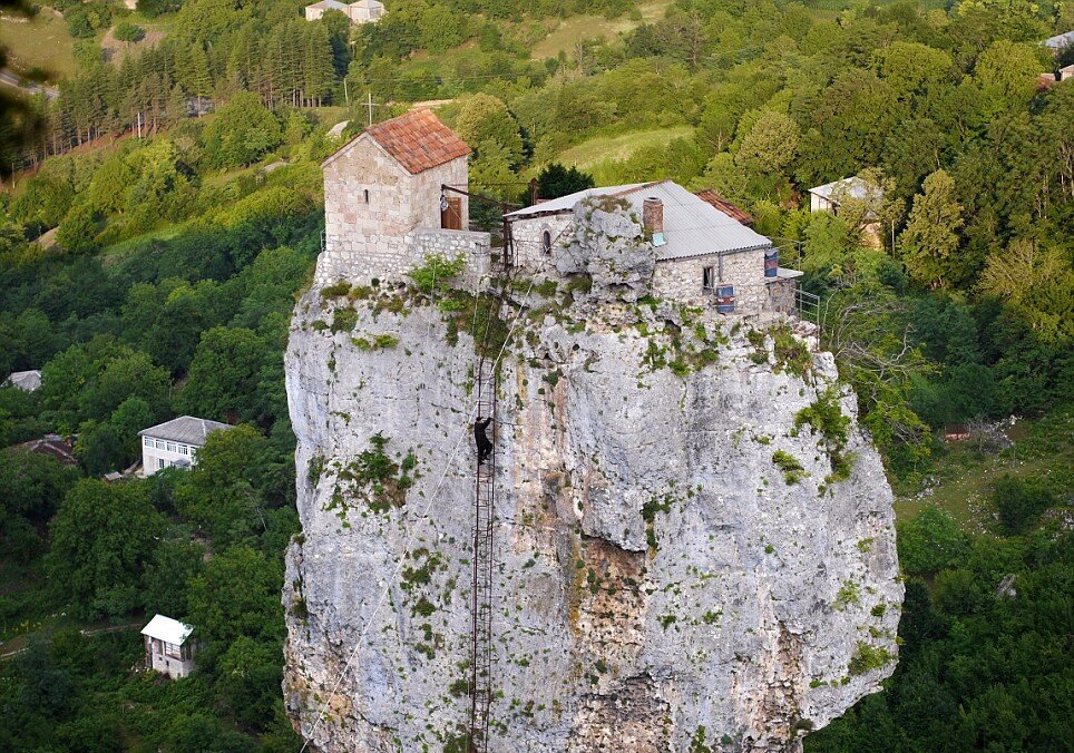 Монастырь на вершине скалы