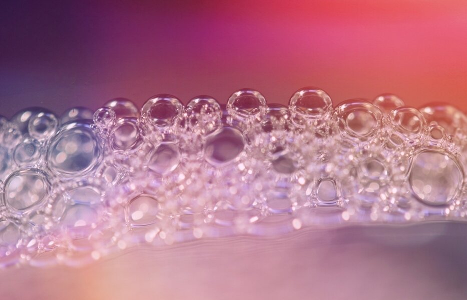 Изменяя поверхностное натяжение границы раздела сред, можно получить пузыри.