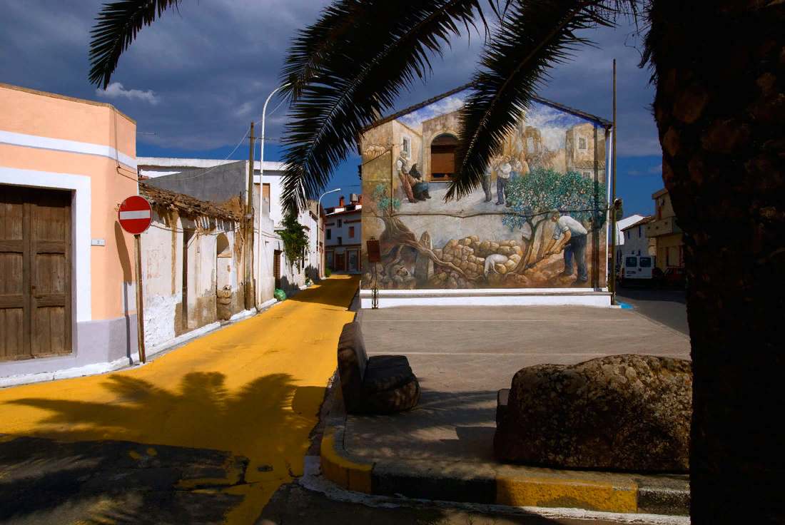 Самое интересное, что до 1968 года этот городок не представлял особого интереса. А вот в этом памятном году местная молодёжь стала разрисовывать грязные стены города... И вот! Фото из открытого источника
