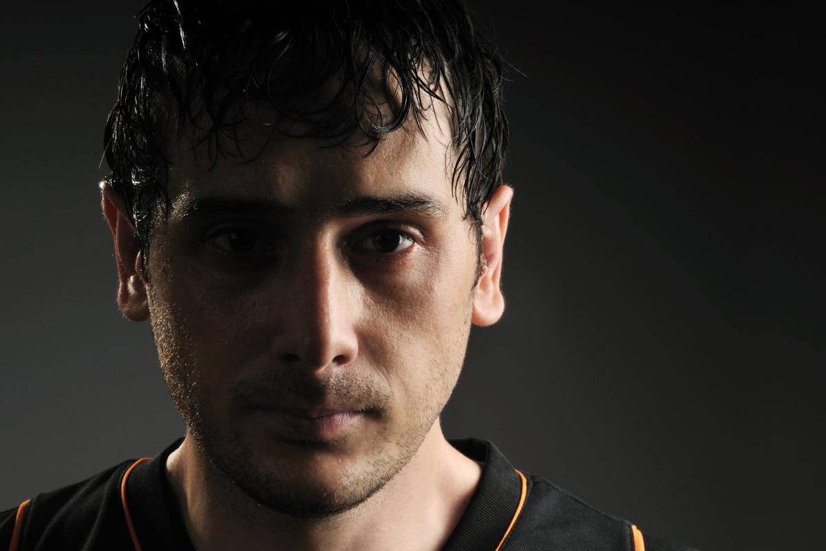 Когда голова постоянно потеет, приходится терпеть множество неудобств: влажные волосы, неприятные ощущения кожи головы и стесненность при общении с людьми.