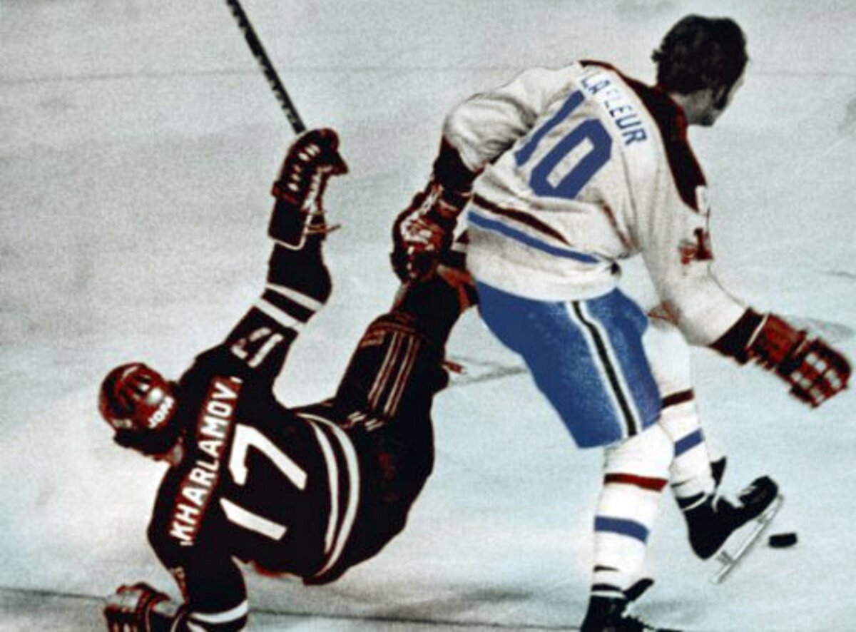 изображение с яндекс.картинки (столкновение Харламова и Лефлера)