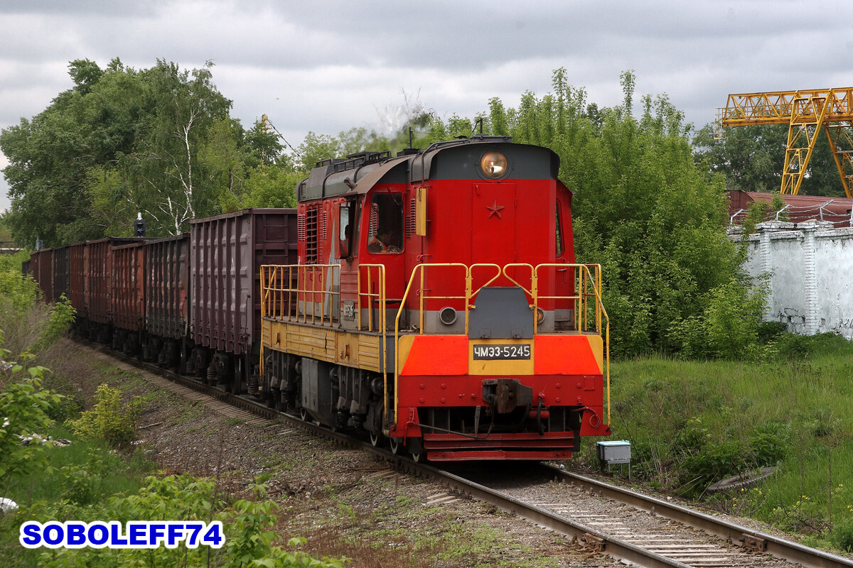 Тепловоз ЧМЭ3-5245 с грузовым поездом. Станция Старопролетарская Московской железной дороги. Май 2012 года