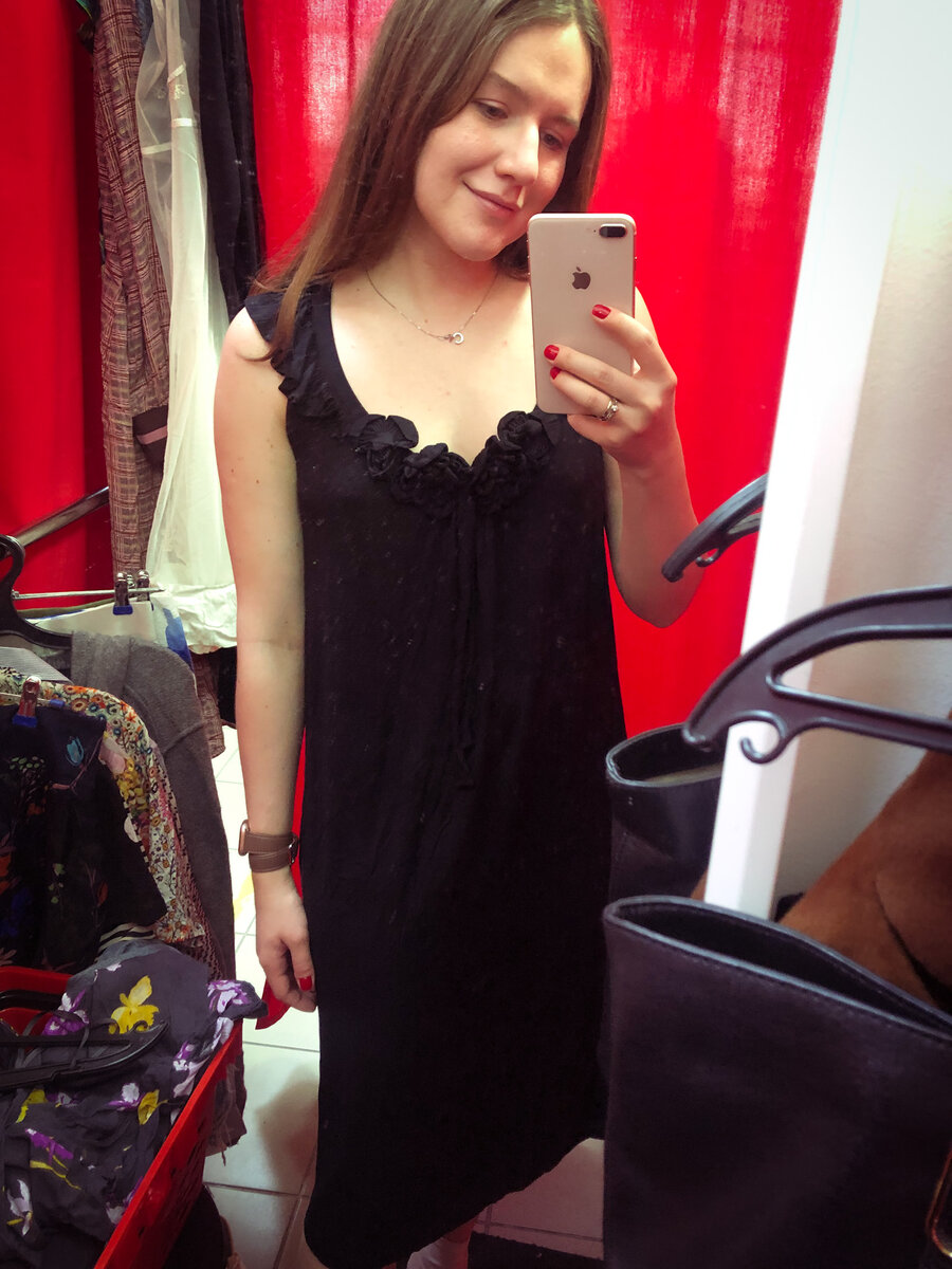 По факту это такая длинная трикотажная майка с воланами на рукавах и декором на груди