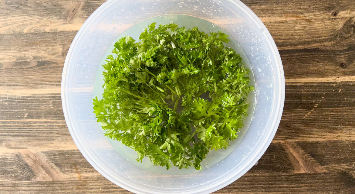 В теплой воде лучше зелень не мойте