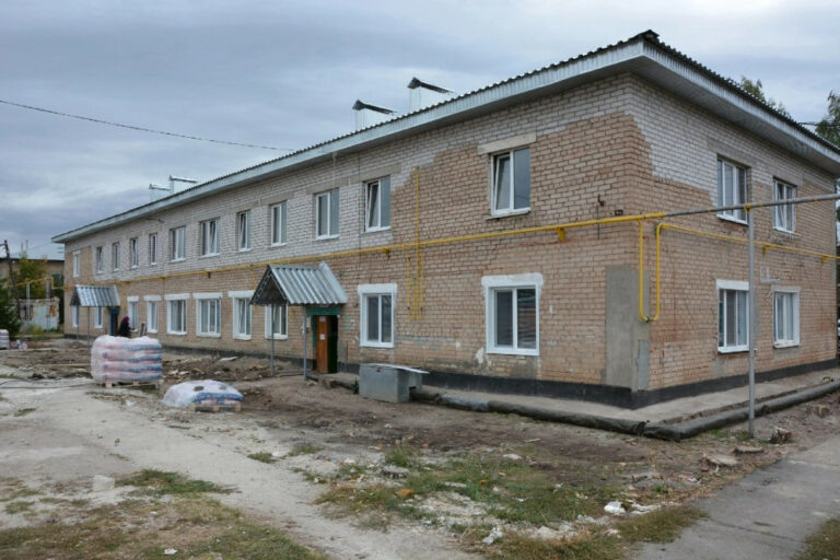    В Шарлыке продолжаются работы по восстановлению разрушенного дома на улице Фрунзе Андрей Севостьянов