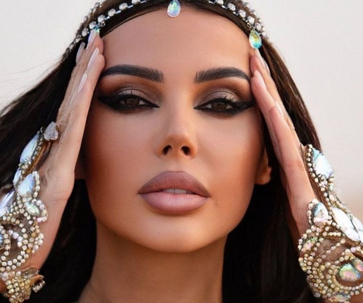     «У нас тут огонь!»: Оксана Самойлова в серебристом бюстье станцевала на концерте Егора Крида