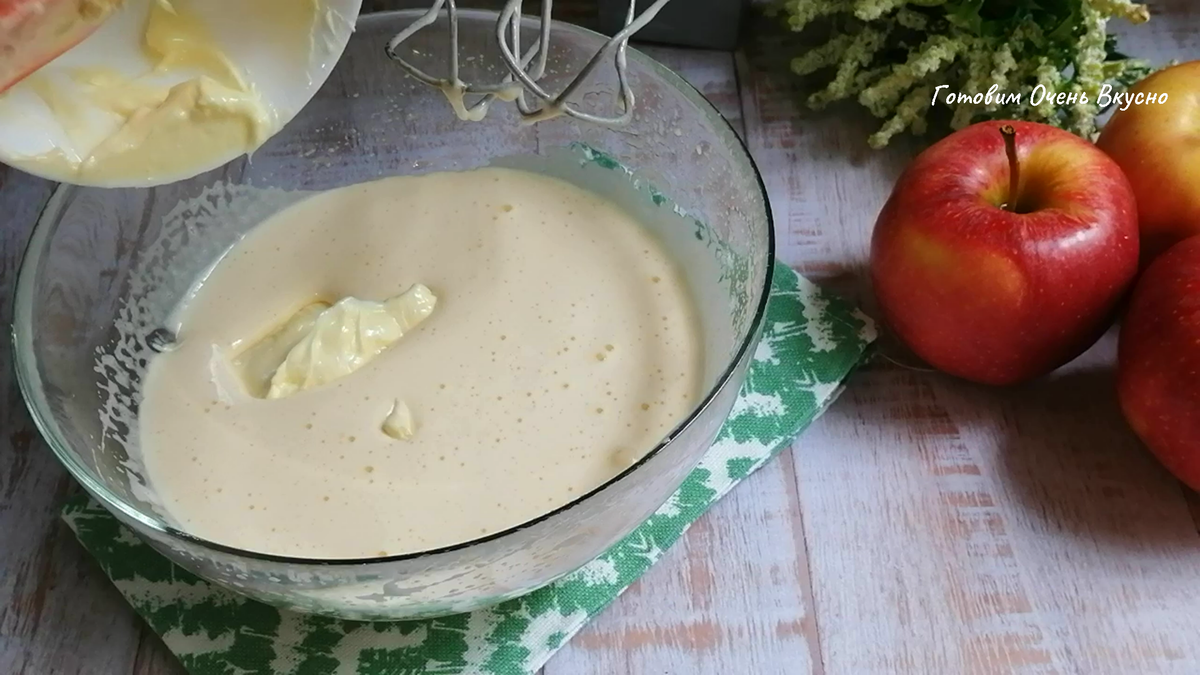 Пышный и нежный творожный кекс с яблоками или творожная шарлотка. Рецепт на  раз-два, все смешал и в духовку | ГОТОВИМ очень ВКУСНО | Дзен